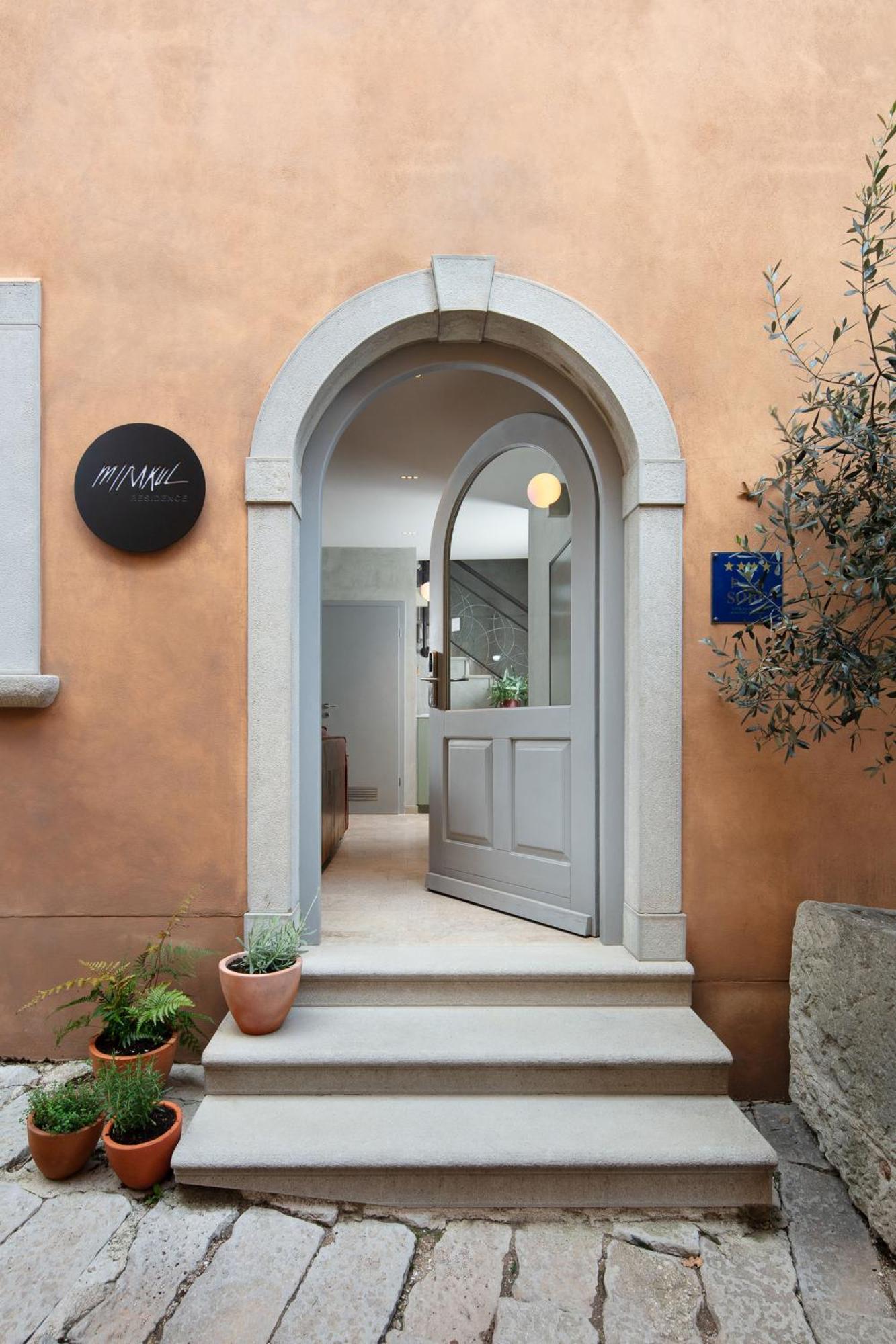 Mirakul Residence In A Cute Historic Town ラビン エクステリア 写真